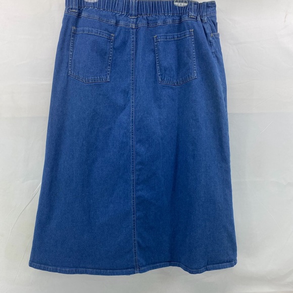 Quacker Factory Women’s Large Blue Denim Skirt with Floral Embroidery - Picture 2 of 8